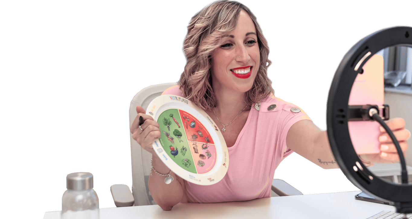 Женщина снимаеи себя с тарелкой