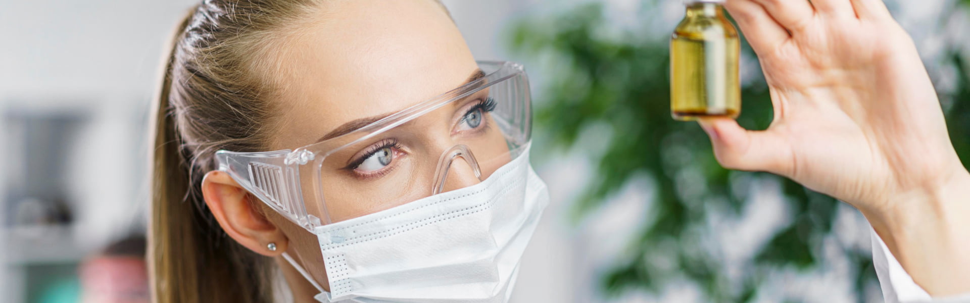 Девушка смотрит на флакон