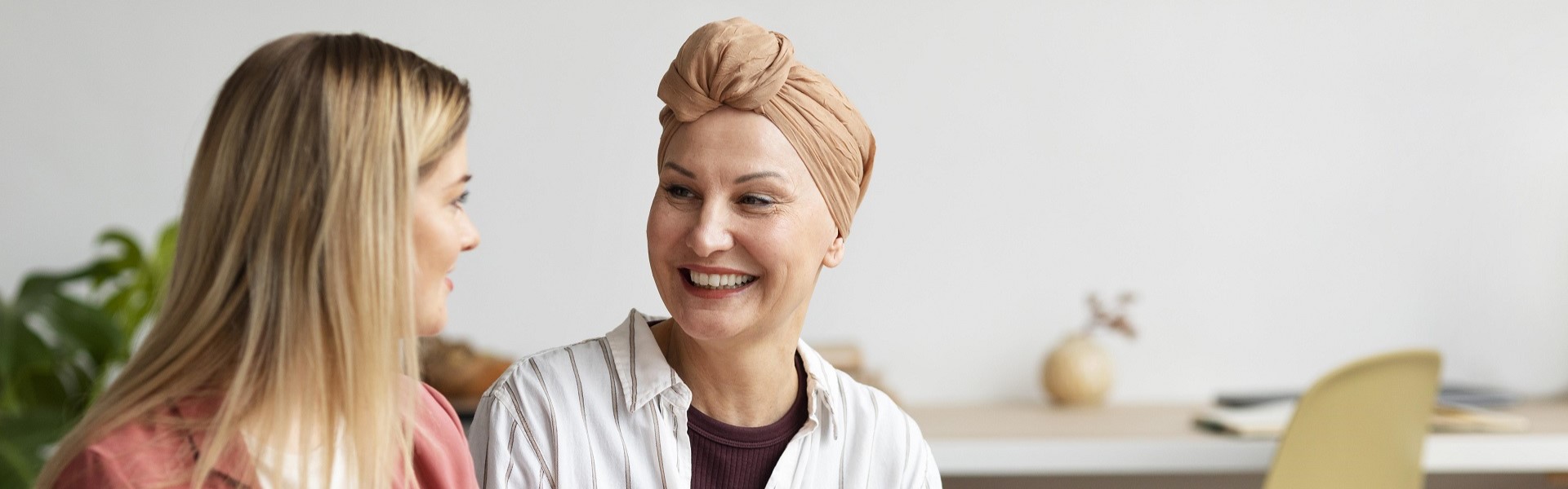 Женщина с девушкой